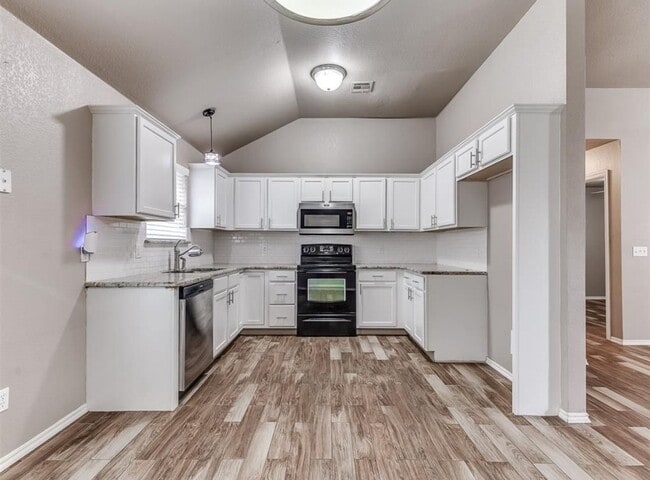 Building Photo - * * * $250 Move-in Special * * * Charming 3 Bedroom Home in Yukon with Modern Updates! * * * $250...