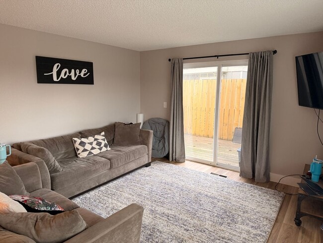 Building Photo - Fully Furnished 2 bed, 1 bath w/ Garage in Puyallup!