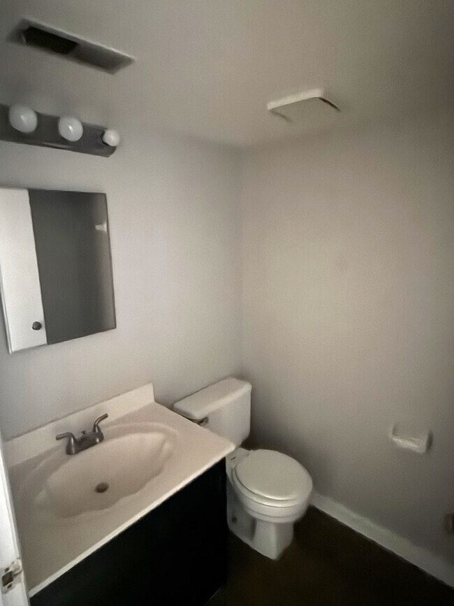 Building Photo - University Area Condo, 2 bd, 2bth