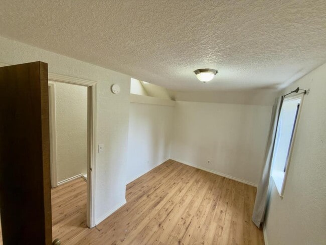 Building Photo - 372 W Hickory St