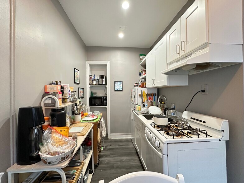 Building Photo - 5516 N Kenmore Ave