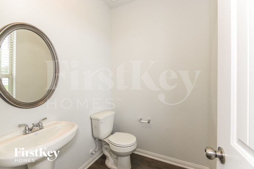 Building Photo - 321 Lk Wy Cir