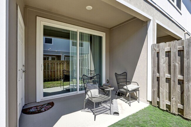 Building Photo - 2 bedroom/ 2.5 bathroom townhome in St Augustine!