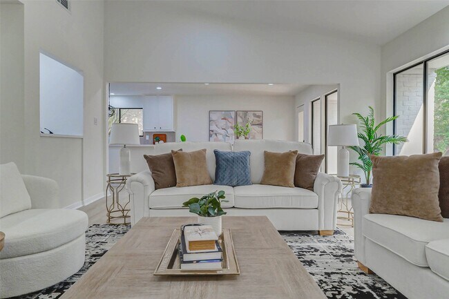 Building Photo - 10303 Chevy Chase Dr