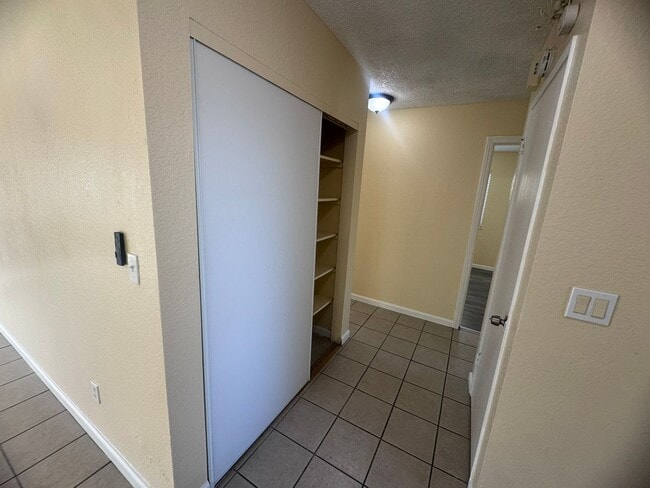 Building Photo - 3 Bedroom Home with RV Parking!