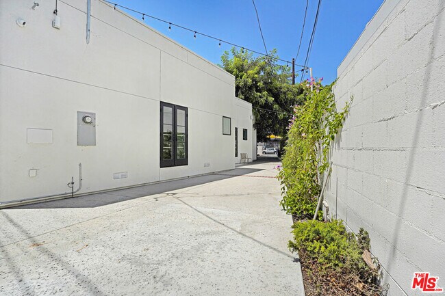 Building Photo - 2614 Alsace Ave