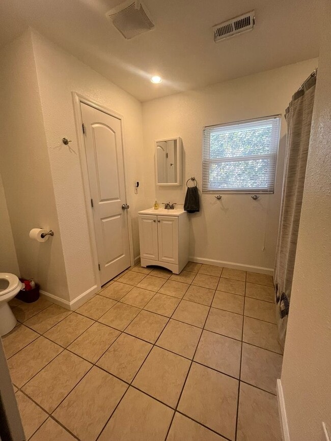 Building Photo - Gorgeous private home in Altavista!