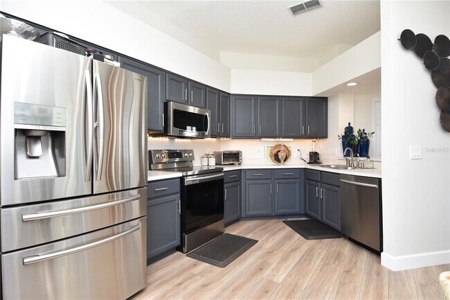 Building Photo - 6919 Della Dr