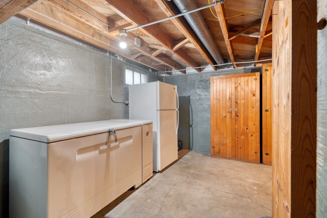 Building Photo - Charming remodeled craftsman blocks away f...