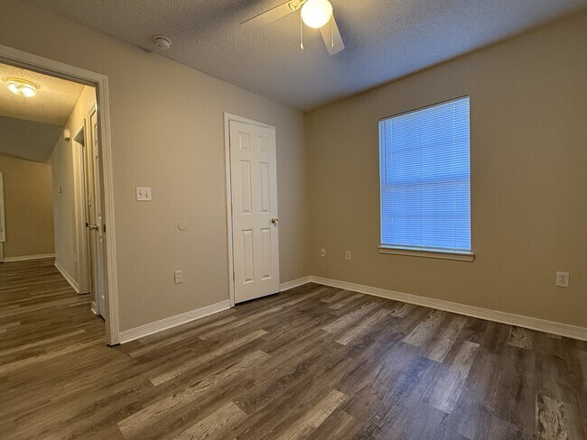 Building Photo - 192 Mary Ln