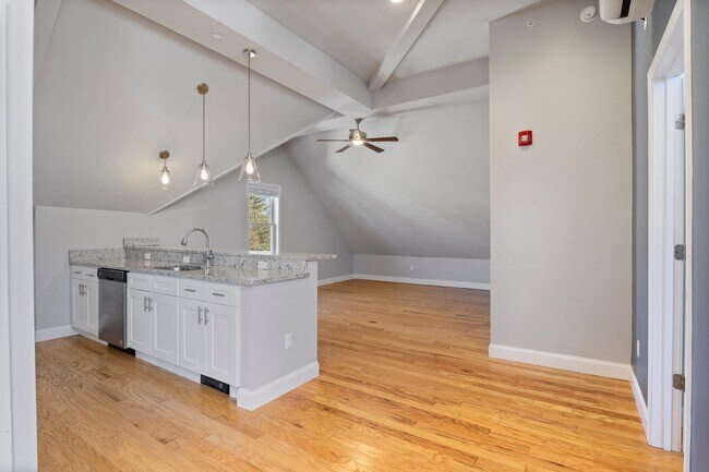 Building Photo - 303 Islington St