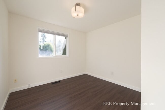 Building Photo - Cozy Redmond Rambler ready for move in NOW