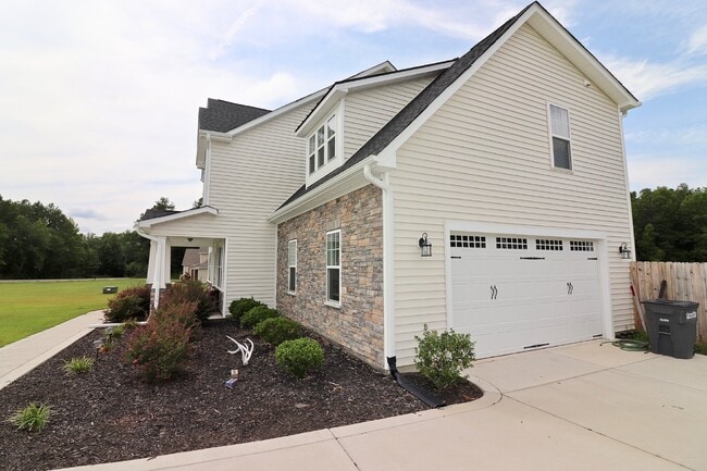 Building Photo - "Spacious 4-Bedroom Gem with 3.5 Baths and...