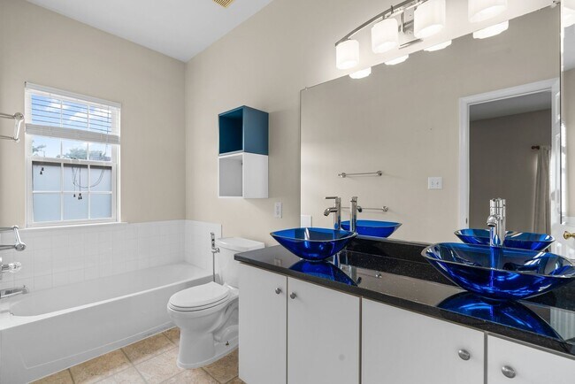 Building Photo - 2 Bed 2.5 Bath - Lakelands Townhome - Deta...