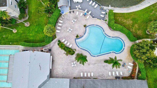 Building Photo - 2581 Garden Dr S