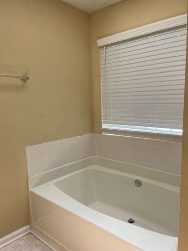 Building Photo - 2110 Lown Farm Ln