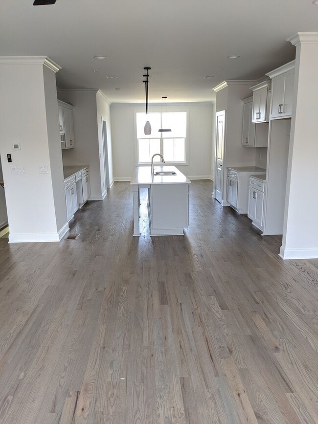 Building Photo - Beautiful 3 Bedroom Townhome w/2 car garage!