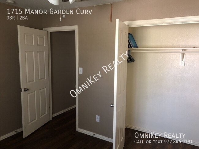 Building Photo - 1715 Manor Garden Curve