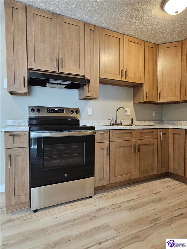 Building Photo - 608 N Woodland Dr