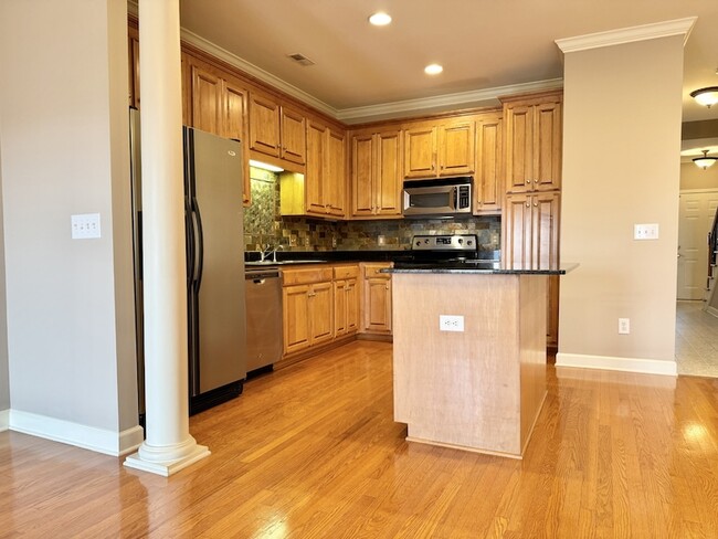 Building Photo - 1801 Brentwood Pointe