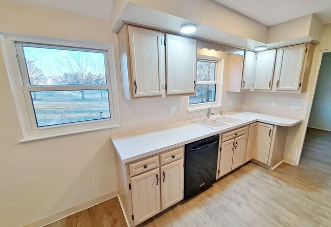 Building Photo - 3 Bed / 1-1/2 Bath Single Family Home w/ 2-Car Garage