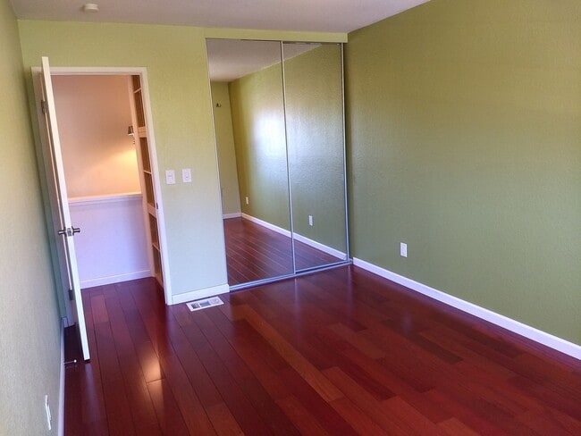 Building Photo - Updated 3 Bed 2.5 Bath Home!