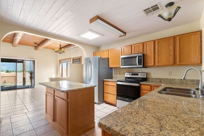 Building Photo - Amazing views, seated on 5 acres