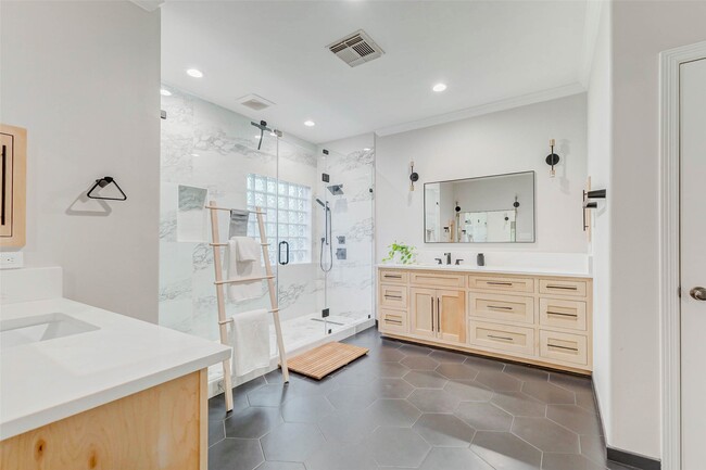 Building Photo - 2828 W Holcombe Blvd