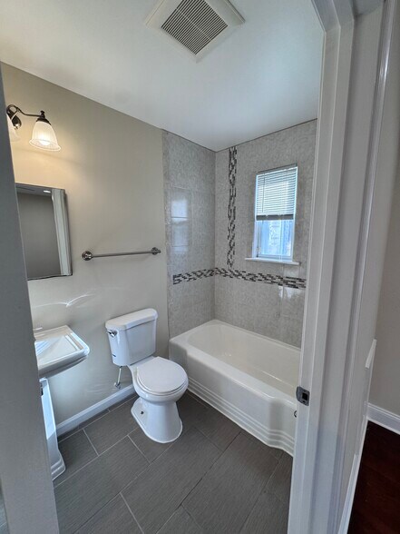Master bathroom - 2409 Afton St