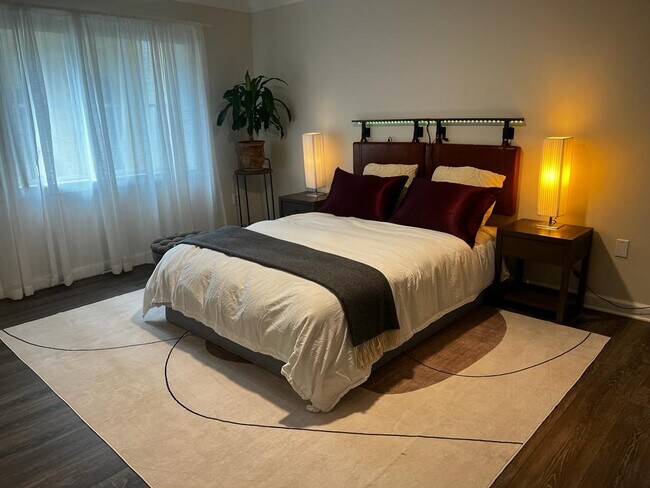 Building Photo - 150 NE 15th Ave