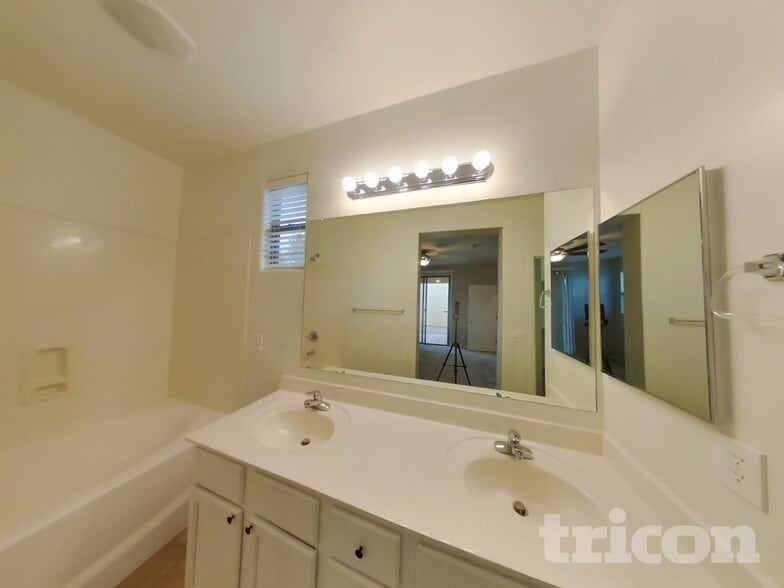 Building Photo - 4028 W Pedro Ln