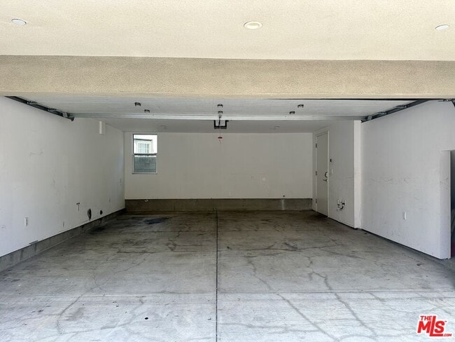Building Photo - 5403 W Wilshire Vista Ln
