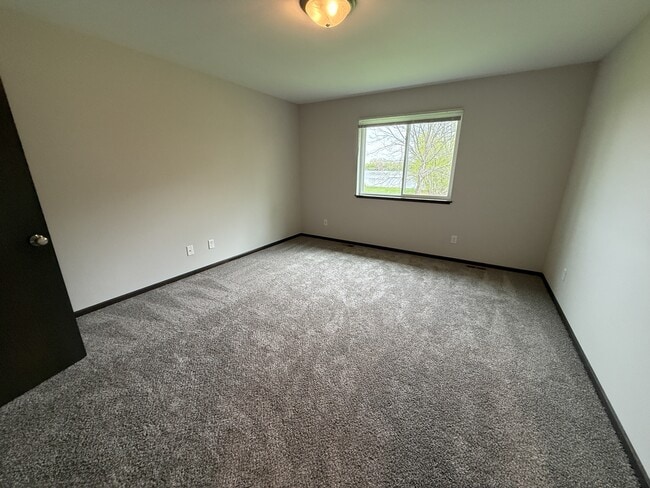 Building Photo - 930 Waters Edge Ct