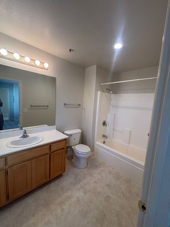 Building Photo - 2 bedroom 2.5 Bathroom Windsor Town Green Condo with carpet and A/C