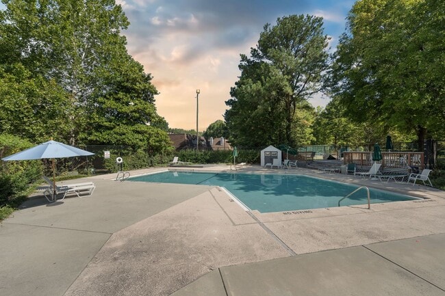 Building Photo - Beautiful 3 BR in Chapel Hill - Two Weeks Free Rent!