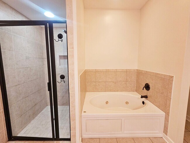 Building Photo - Townhouse  At West Park Place