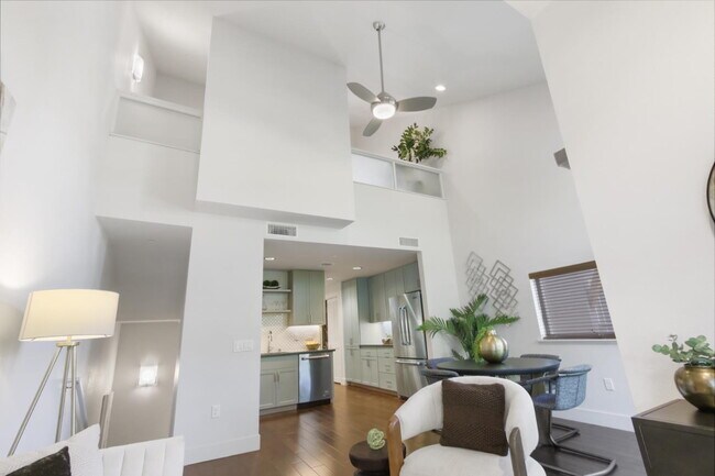Building Photo - Gorgeous townhouse