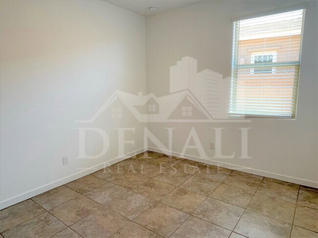 Building Photo - 4622 N 192nd Ln