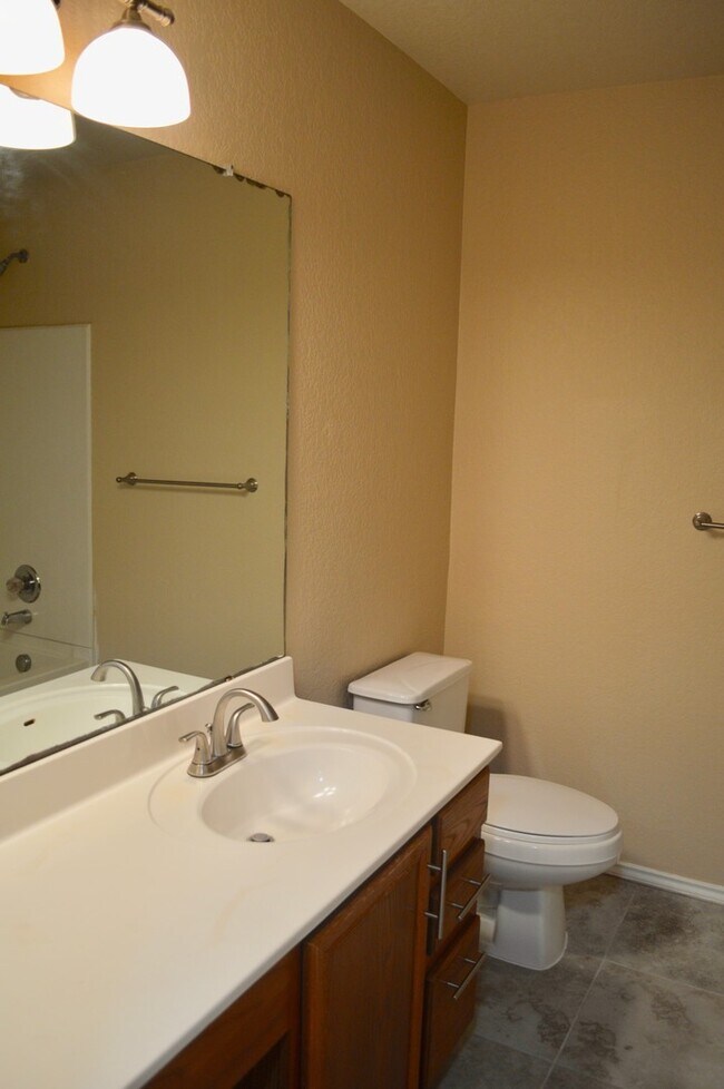 Building Photo - Newly remodeled 3 bed 2 bath