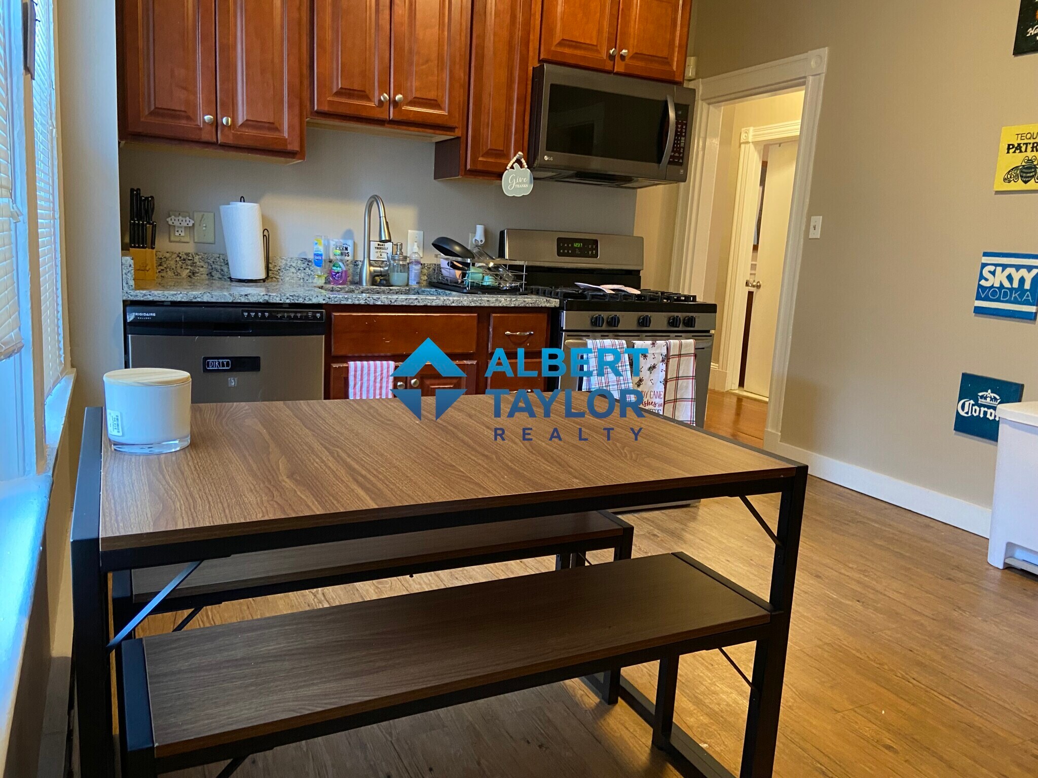 Building Photo - 8 Sunset St