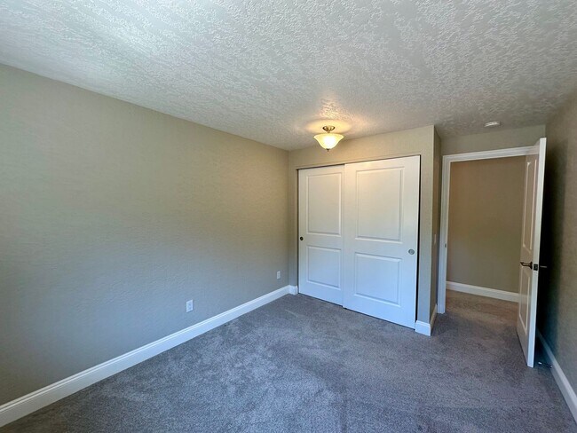 Building Photo - 2710 Lakeridge Ln