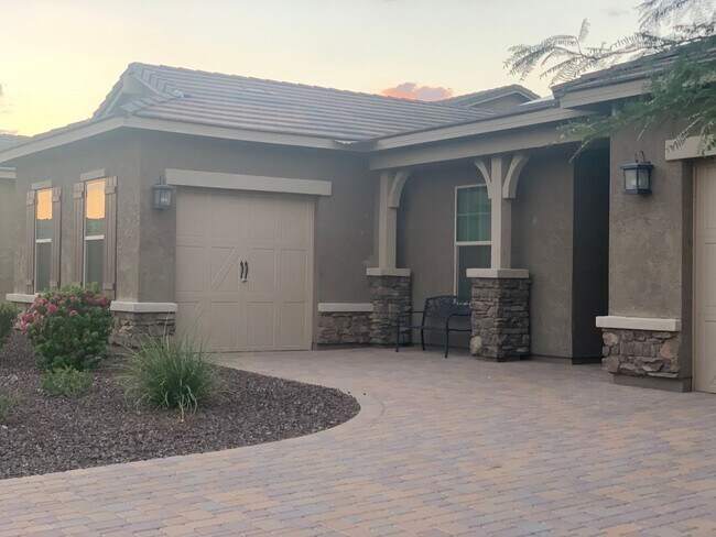 Building Photo - Gorgeous 5 Bed 3.5 Bath 3 Car garage home with private pool + SOLAR in gated community in Peoria