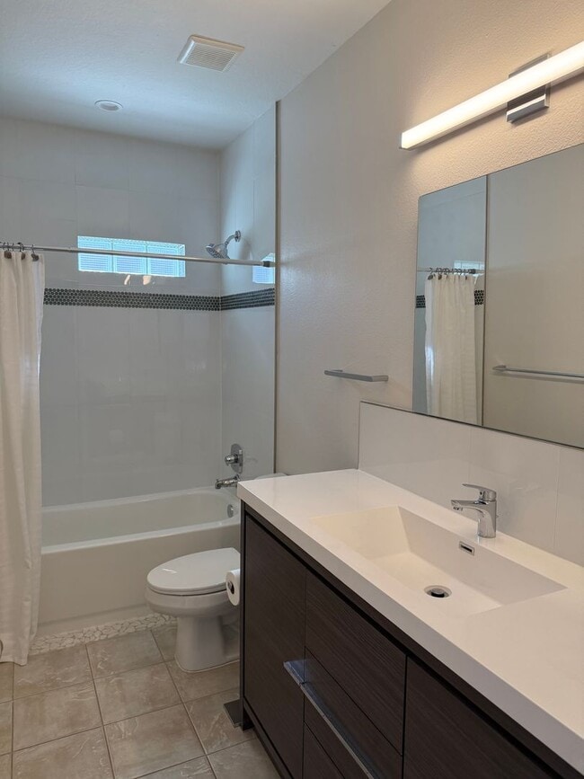 Building Photo - Awesome location and close to a park!