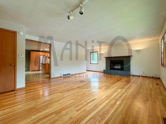 Building Photo - Stunning & Spacious South Hill Home