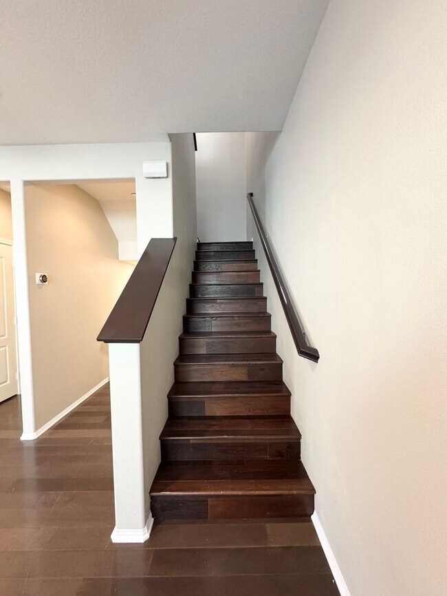 Building Photo - Newer Built Townhome with Solar in Gated Community! Pet-Friendly!