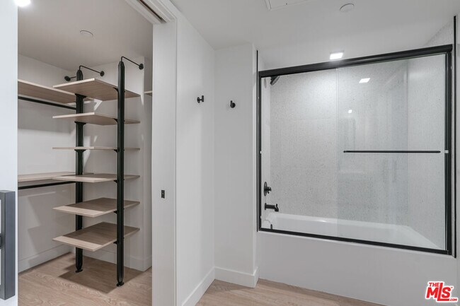 Building Photo - 3688 Overland Ave