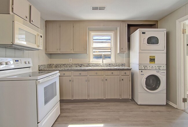 Building Photo - Modern Retreat Minutes from Downtown Charleston