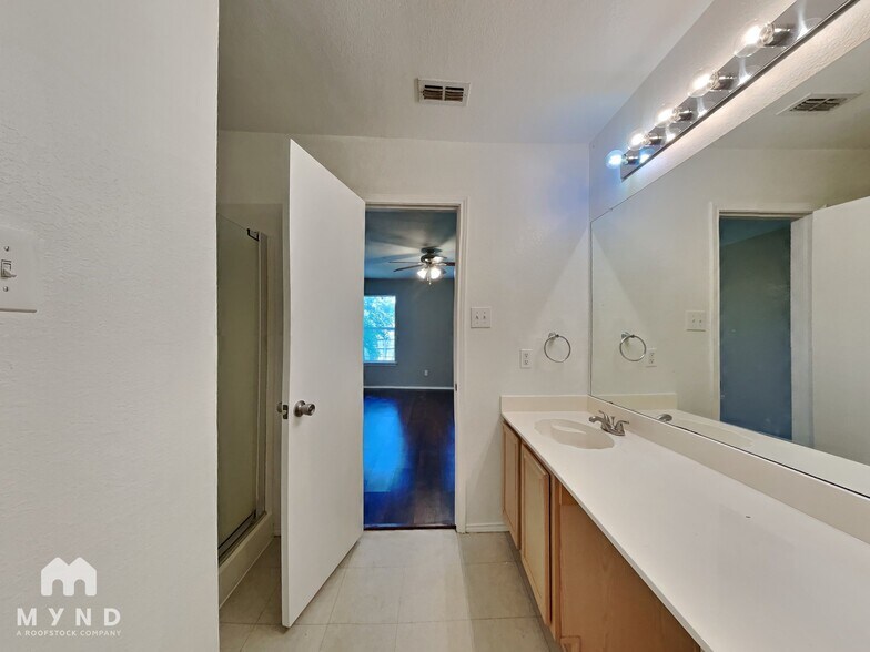 Building Photo - 327 W Little Creek Rd