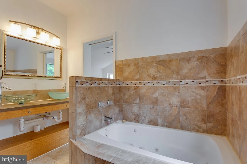 Building Photo - 301 Loureiro Ln