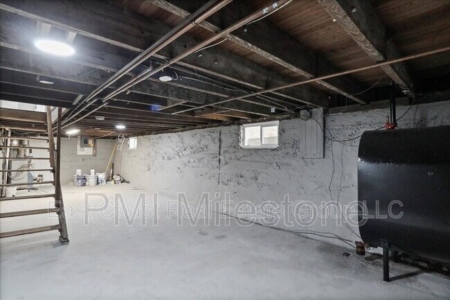 Building Photo - 16 Woods Ln
